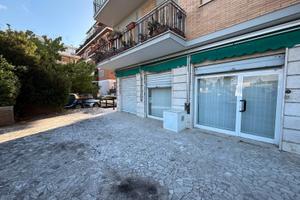 Montemarilocale commerciale con ampia corte es