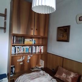 Letto singolo in legno noce con libreria