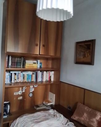 Letto singolo in legno noce con libreria