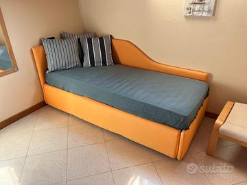 Letto a cassettone aranciocon 2 reti e 2 materassi