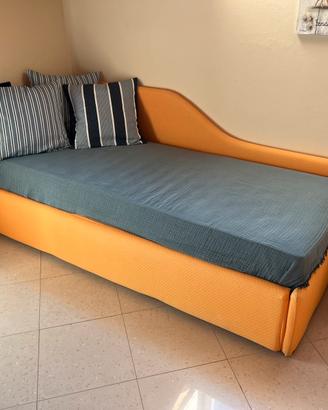 Letto a cassettone aranciocon 2 reti e 2 materassi