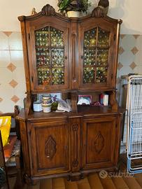 Credenza in legno con vetrinetta