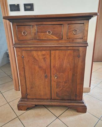 Mobile in legno massello