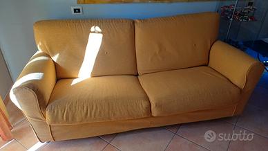 2 divani da 3 posti ciascuno,tessuto sfoderabili!!