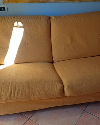 2 divani da 3 posti ciascuno,tessuto sfoderabili!!