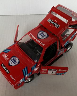 Modello auto lancia delta s4 rossa burago