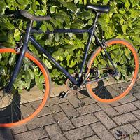 Bici single speed o scatto fisso blu