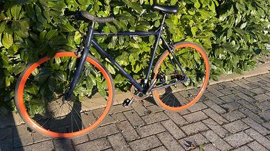 Bici single speed o scatto fisso blu