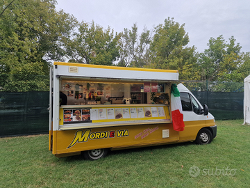 Food truck pronto per il lavoro patente B