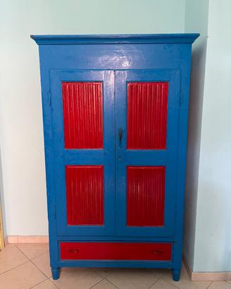 Mobile vintage in legno colorato stile rustico