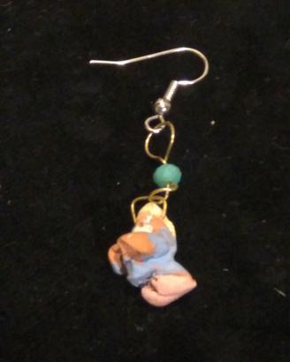 Orecchino con piccolo gnometto in ceramica