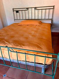 Letto matrimoniale in ferro battuto verde