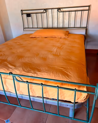 Letto matrimoniale in ferro battuto verde
