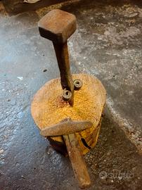 Piccolo incudine per battere il ferro 