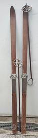 Sci antichi in legno completi di racchette e attac