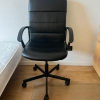 Sedia ufficio girevole nera con braccioli e ruote