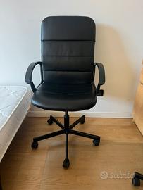 Sedia ufficio girevole nera con braccioli e ruote