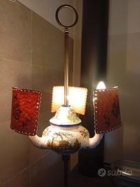 Lampada in ceramica e ottone dipinta a mano.
