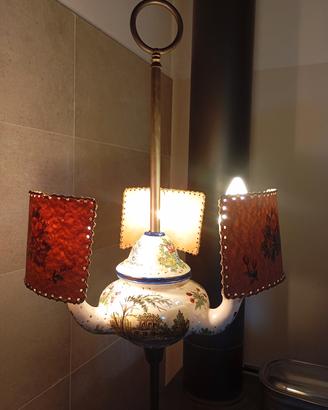 Lampada in ceramica e ottone dipinta a mano.