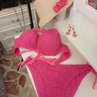 set 3 articoli; costume+ cappellino mare + un paio