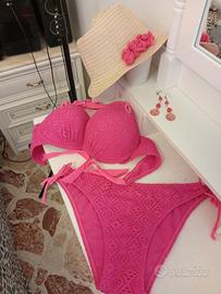 set 3 articoli; costume+ cappellino mare + un paio