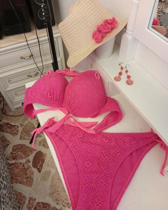 set 3 articoli; costume+ cappellino mare + un paio