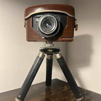 Cavalletto e macchina fotografica vintage