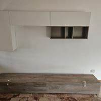 divano e parete attrezzata 