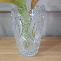 vaso in cristallo e fiori in feltro