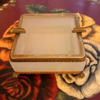 Posacenere in vetro opalino e bronzo.