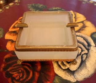 Posacenere in vetro opalino e bronzo.