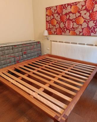 Il letto di design con due materassi ortopedici