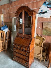Mobile antico con vetrina