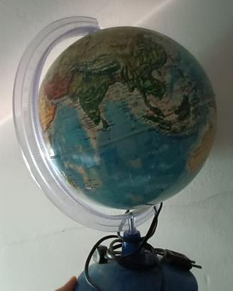 mappamondo che si illumina