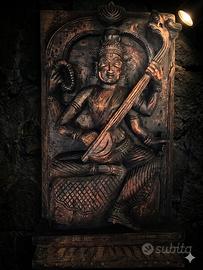 Pannello intagliato indiano Dea Saraswati 30 cm