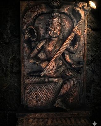 Pannello intagliato indiano Dea Saraswati 30 cm