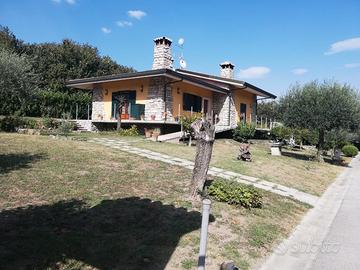 Villa con giardino