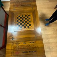 Tavolo da gioco con rulette e scacchi