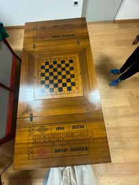 Tavolo da gioco con rulette e scacchi