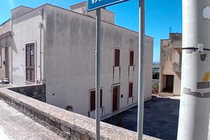 Immobile indipendente + terreno e box-auto