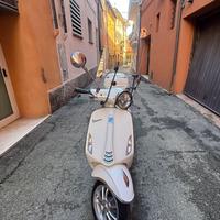 Vespa Primavera 50 bianca