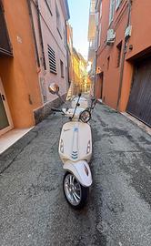 Vespa Primavera 50 bianca