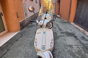 Vespa Primavera 50 bianca