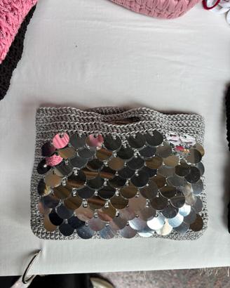 Borsa argento con paillettes fatta all’uncinetto