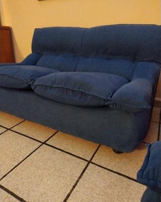 due divani più un pouf 