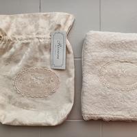 Asciugamano c/applicazione e c/sacchetto in raso 