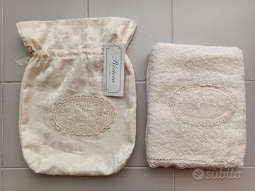 Asciugamano c/applicazione e c/sacchetto in raso 