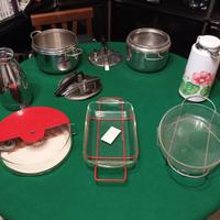 Pentole, porta dolci, vassoi, brocche.