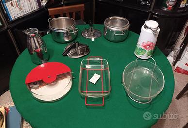 Pentole, porta dolci, vassoi, brocche.