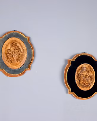 Coppia di Bassorilievi in Gesso Patinato Fine '800